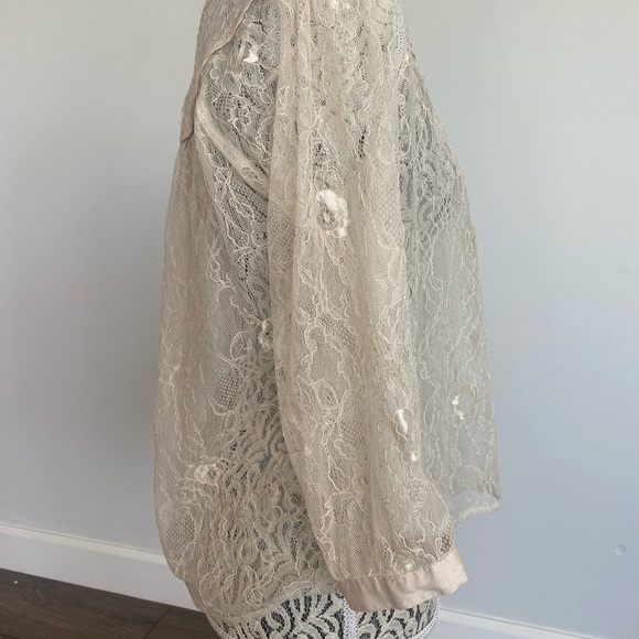 Lace flower patterned blouse with ribbon detailing - Picture 4 of 5